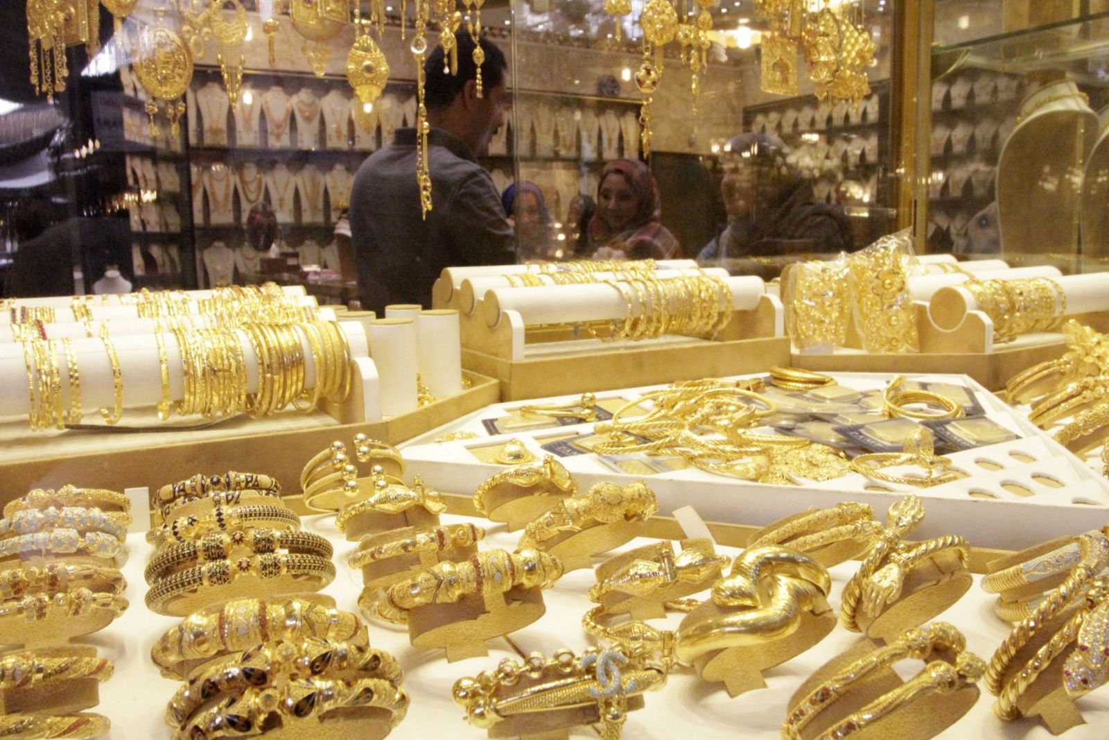 Золото на спотовом рынке. Рынок золота. Лондонский рынок золота. Ювелирный рынок. Золото на прилавке.